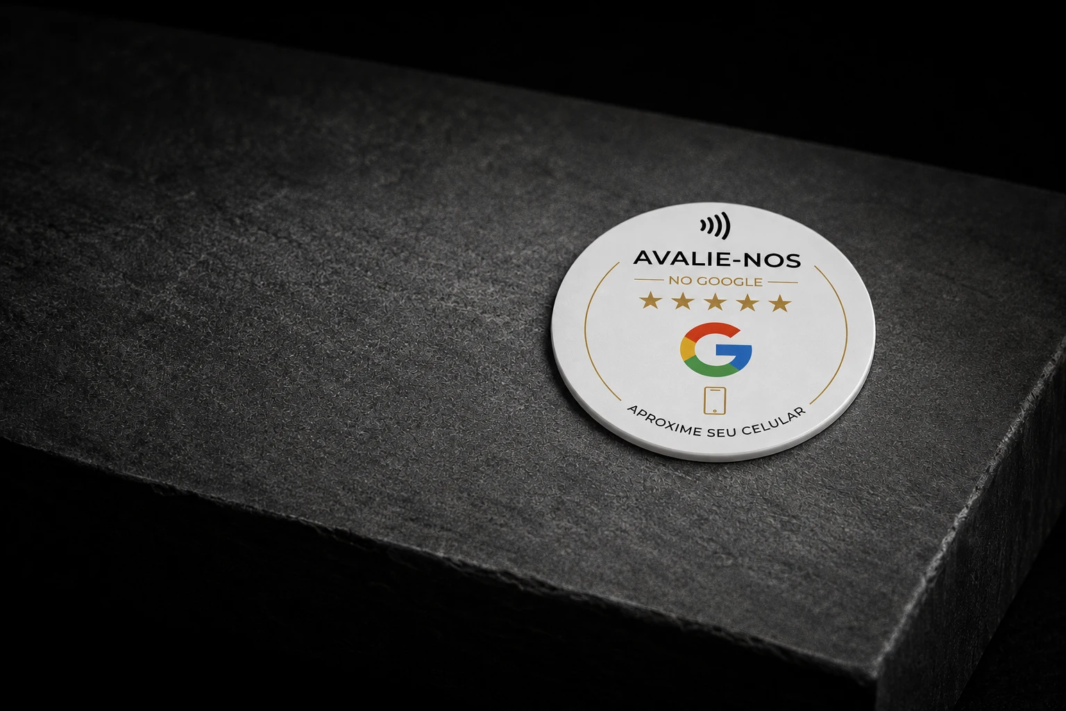 Tag de avaliação no Google sobre uma mesa de pedra escura